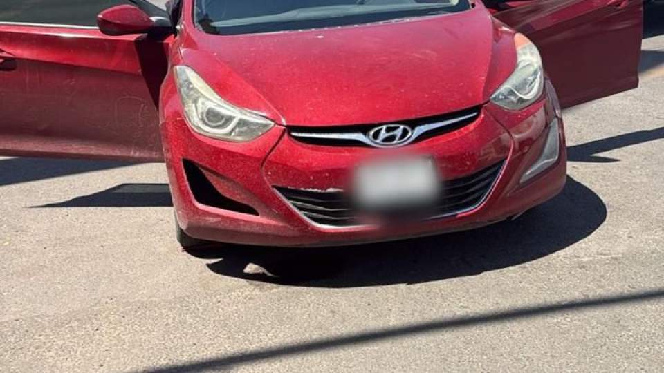 Policía Estatal detiene a tres personas y asegura vehículo.